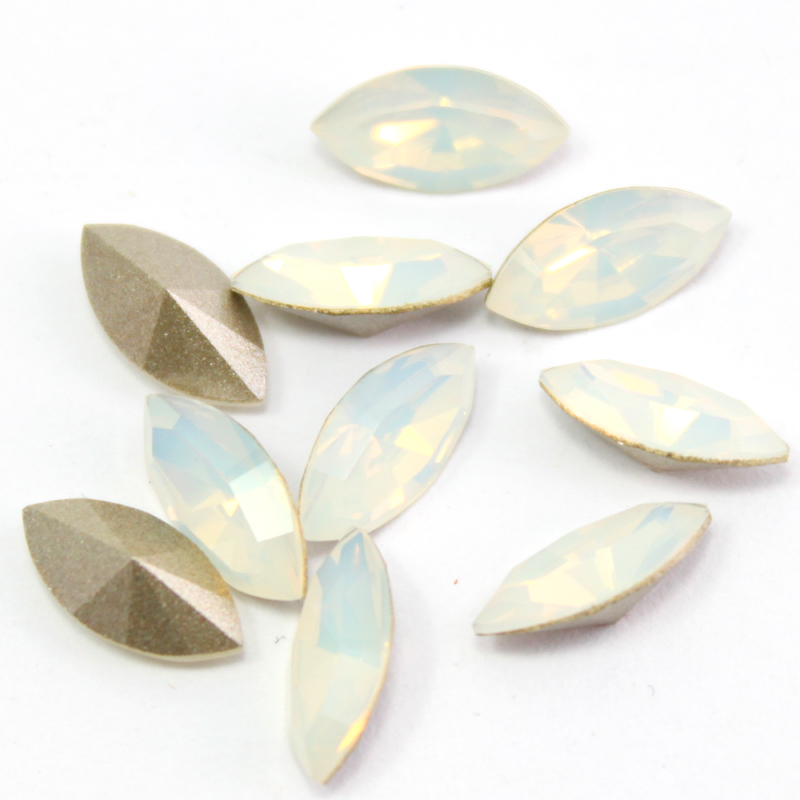 Sw Navette 4228 15x7mm White Opal 1 pcs